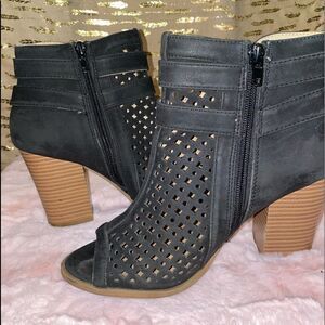 Brash heeled shoes with side zippers and decorative buckles in size 8 1/2